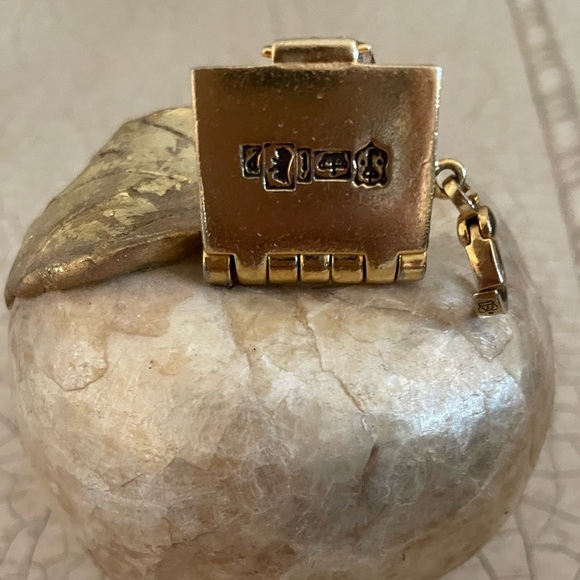 L00k B00k ChArM. RaRe, DIFfIcUlT T0 FiNd!🧡♥️💚 - Picture 6 of 11